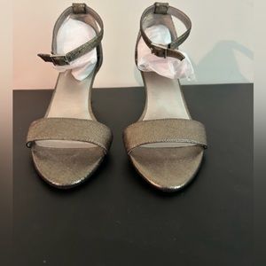 Aerosol gold metallic pump